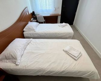Halte Hotel - 1 étoile - La Vergne