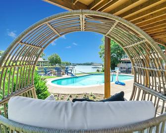 Huge Family Lakehouse · Two Game Rooms, Fire Pit, Fishing, Kayaks, Pet Friendly - Granbury - Pool
