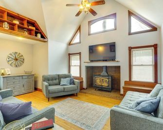 Century Old Farmhouse in Fulton: 6 Mi to Town! - Fulton - Sala de estar