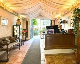 Relais Le Clarisse a Trastevere - Rome - Front desk