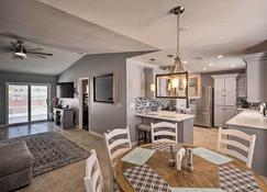Updated Home with Outdoor Oasis, 2 Mi to Lake! - Lake Havasu City - Dining room