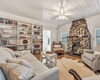 Gwen's Nest- a unique luxury family cottage in the woods - Siloam Springs