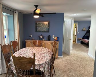 Lake Michigan Getaway Near Pierport Beach, Arcadia Bluffs & Stargazing - Bear Lake - Dining room