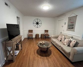 Coastal Escape | Pool | Tennis | Near Beach - Hilton Head Island - Living room