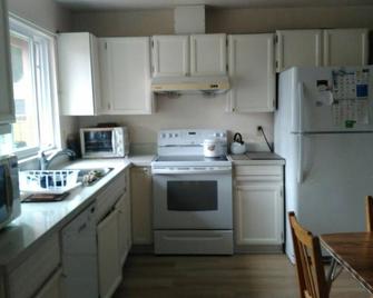 Walking distance to skytrain 3 bedrooms upper floor house bright and clean - Port Moody - Kitchen