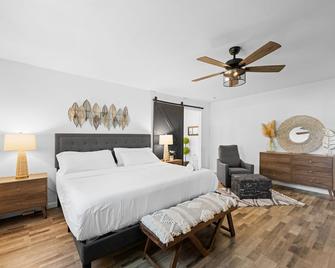 Newly Renovated Modern 3 Bedroom 2 Bath Farmhouse In The City - Angleton - Bedroom