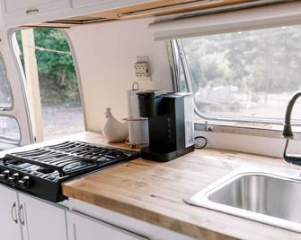 Farmstay in a 1973 Airstream - Lompoc - Kitchen