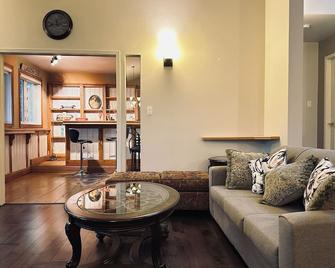 Summer Retreat At The Venice Of Ontario - Bbq, Lake, Firepit - Sleeps 8 - Brechin - Living room