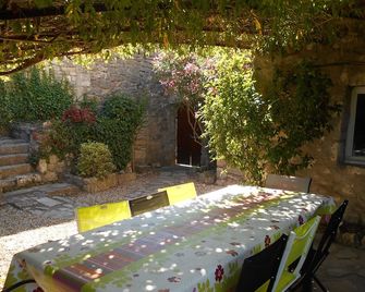 Beautiful stone cottage with pool - Berrias-et-Casteljau - Patio