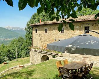 Private pool with hydromassage & shallow platform. Sleeping 6 (2 1/2 bathrooms) - Pieve Fosciana - Patio