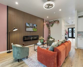 The Floral Home In Dallas With 4 Bedrooms and Hot Tub. - דאלאס - סלון