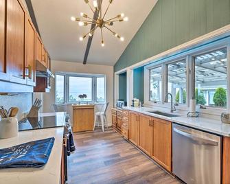 Lovely Coupeville Home with Puget Sound Views! - Coupeville - Keuken