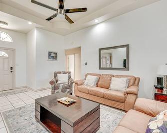 Pet-Friendly San Juan Home with Private Yard and Grill - San Juan - Living room