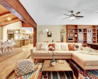 Minutes to Strip-swimming pool, golf, ping pong, pool table, games and more - Spring Valley - Pokój dzienny