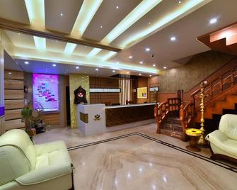 Hotel Vashanth Krishna - Nāgercoil - Front desk