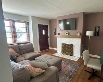 Cozy 1-Bedroom Duplex in Belleville - Belleville - Sala de estar