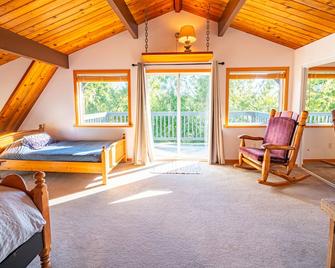Ocean Friendly Amenities & Hot Tub - Ucluelet - Schlafzimmer