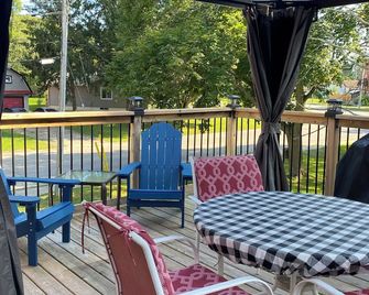 Sleeps 5 in two bedrooms, linens & towels included. A quick walk to the beach. - Port Burwell - Balcony