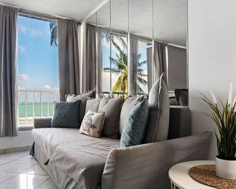 Playa Verde Apt Pool for 4 - Carolina - Living room