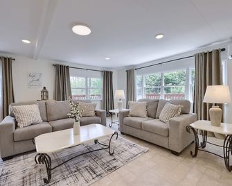 Riverbank Lodge : Scenic Riverfront Escape - Bird in Hand - Living room