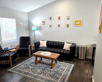 Webster House is near North Hospital and Downtown - Springfield - Living room
