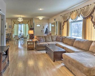 Eagan Home with Porch - 5 Mi to Mall of America! - Eagan - Living room