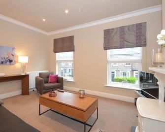 Lucy's Lodge- Most Stylish Apartment On Vibrant Bishy Road with Free Parking - York - Living room