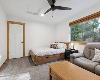 Wild Cascadia Retreat in marvelous Skykomish - 20 min to Stevens Pass - Skykomish - Bedroom