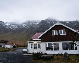 Gerdi Guesthouse - Kalfafellsstadur - Building