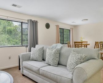Charming 1-bedroom apartment with WiFi, AC in brilliant East Windsor - East Windsor - Living room