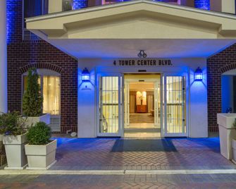 Holiday Inn Express & Suites Tower Center New Brunswick By IHG - East Brunswick - Gebäude