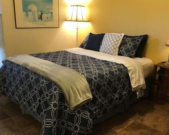 Affordable, end unit on courtyard in desirable La Cabaña! Steps From beach - Carpinteria - Bedroom