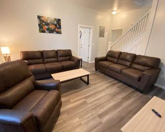 Double Play Apt 2 All Star Baseball Rentals - 오넌타 - 거실
