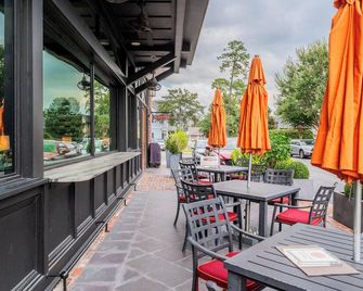 Coastal Quarters in Bluffton - Dog Friendly! Bluffton Park Lowcountry Charmer - Bluffton - Restaurante