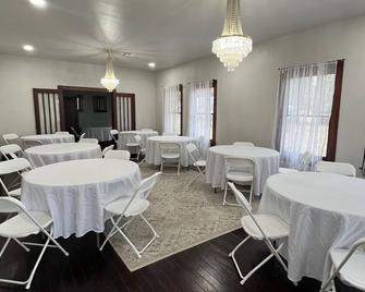 Craftsman Home on 3 acres with live oaks lots of space for gatherings - Lafayette - Restaurante