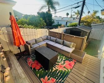 Charming Fairy Garden Cottage 15 Min from the Beach - São Diego - Varanda