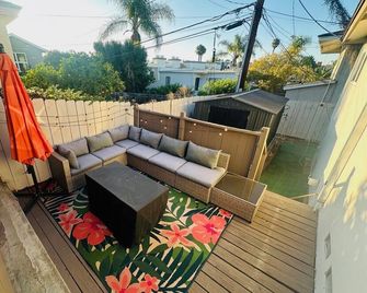 Charming Fairy Garden Cottage 15 Min from the Beach - San Diego - Balcony