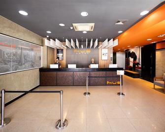 Hus Hotel Maringa - Maringá - Recepción