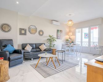 Le Puget by Interhome - Cannes - Sala de estar