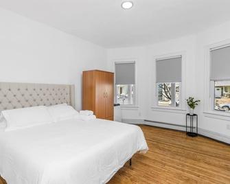 NJ's Cozy Casa Oasis - Entire home for groups/families! - Passaic - Bedroom