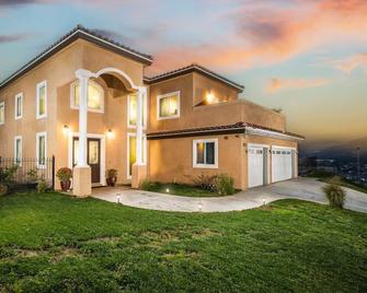 Luxurious Estate w/ Heated Pool and Amazing Views - San Bernardino - Edificio
