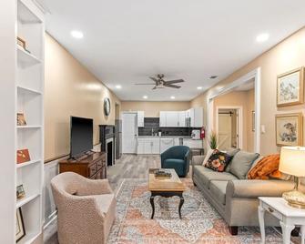 610 Franklin - Downstairs - 2 Bed, 2 Bath, Heart of Downtown, Pet Friendly with fee - Natchez - Living room