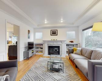 Updated Crafstman with covered porch, grill, & W/D - walk to Woodland Park - Seattle - Living room
