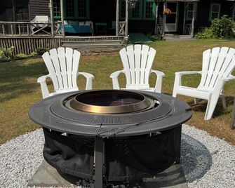 Comfortable Family Cottage on beautiful Clearwater Lake, Industry, ME - Farmington - Patio