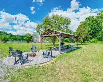 Spacious Virginia Retreat w/ Mountain Views - Clifton Forge - Patio