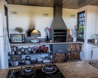 Latitude Lodge - Cunha - Phòng bếp