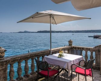 Hotel Villa Capri - Gardone Riviera - Balcony
