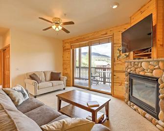 7 Mi to National Park Grand Lake Condo with Deck! - Grand Lake - Living room