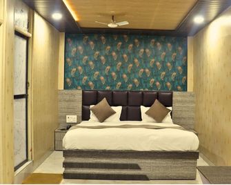Ganga Riverfront Rooms And Banquet - Prayagraj - Habitación