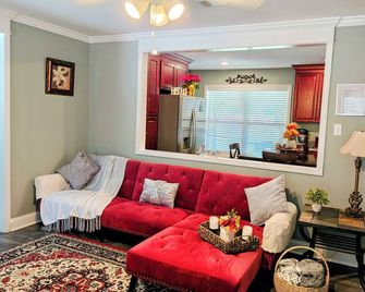 The Denham Springs Esape- Pool, Comfort & Charm - Denham Springs - Huiskamer